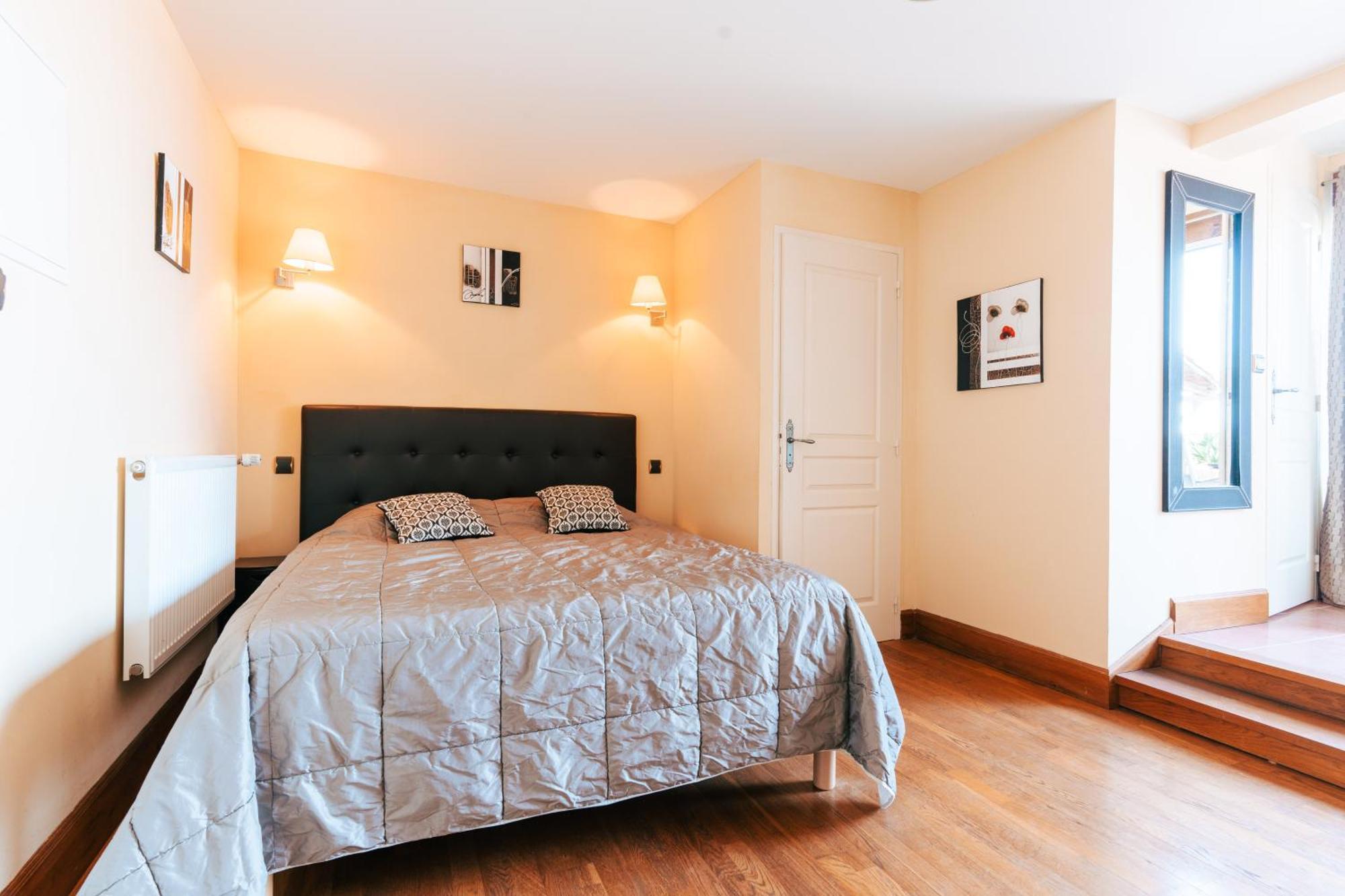 Hotel Des Consuls Castelnau-de-Montmiral Екстер'єр фото